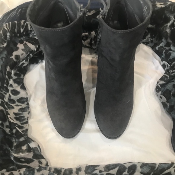 Carlos by Carlos Santana gray suede boots with fringe, lower heel, sz 7 - Picture 6 of 10